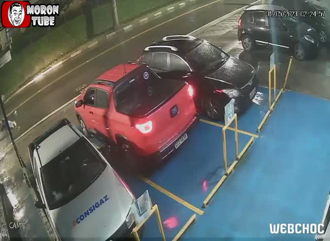 Video :When two robbers attempt to take his car, he is armed, which is startling